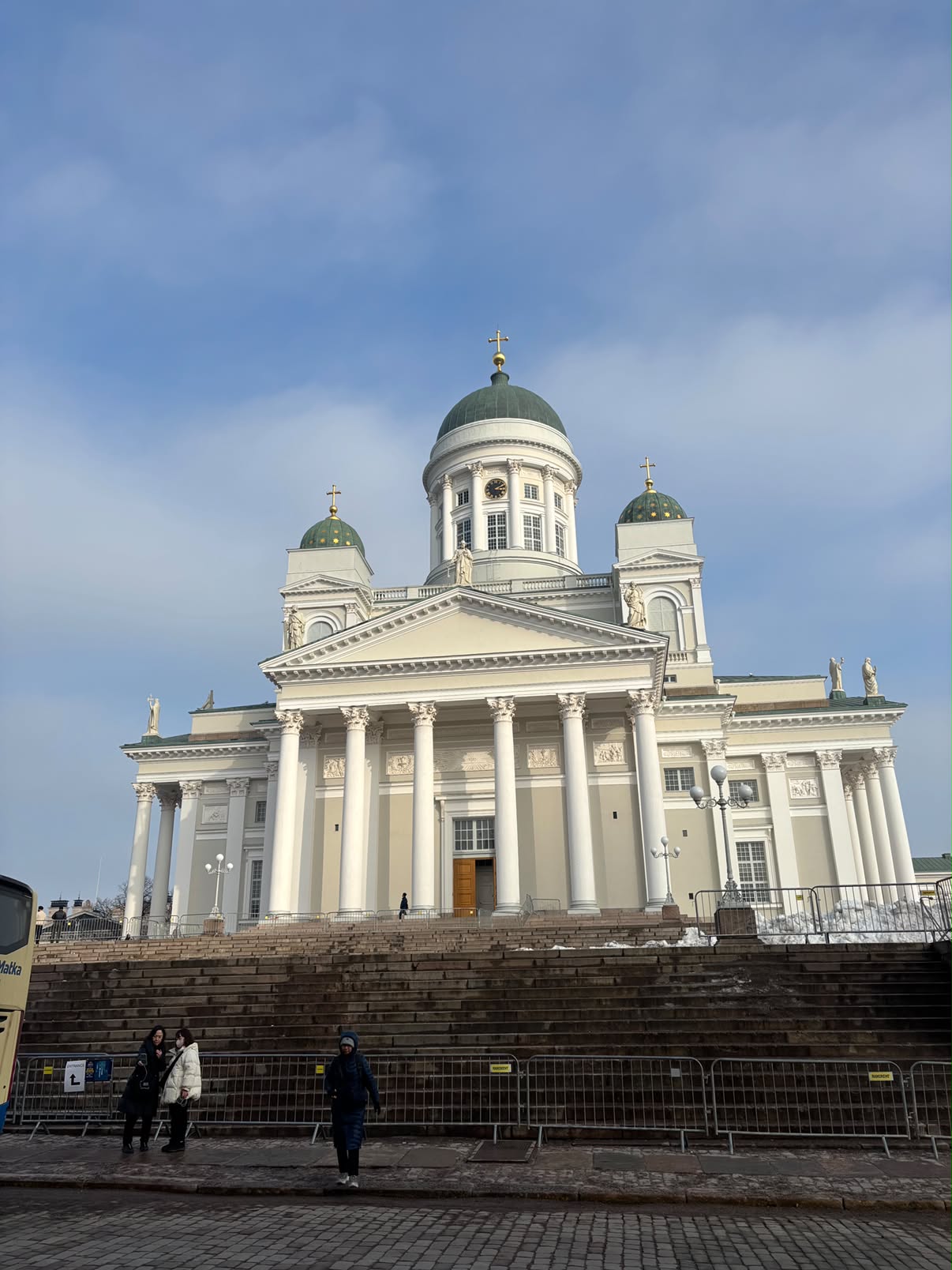 Helsingfors domkirke under en blå vinterhimmel