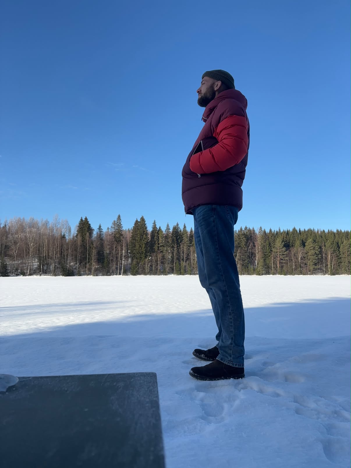 Ola Myrvang står ute i et norsk vinterlandskap