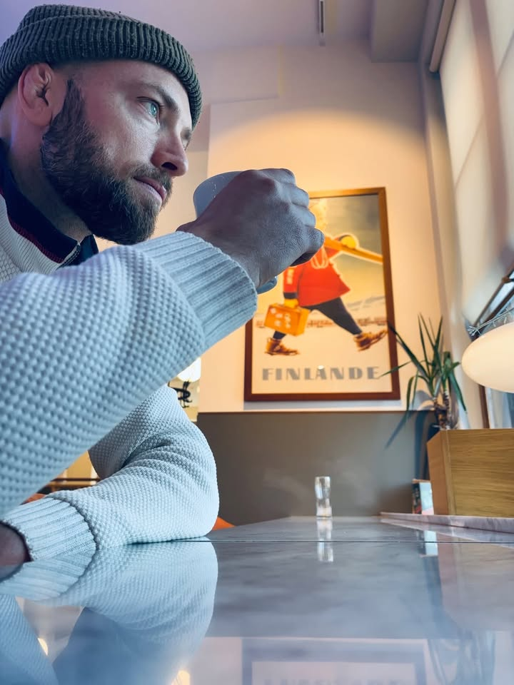 Ola Myrvang sitter ved et bord med en kopp i hånden