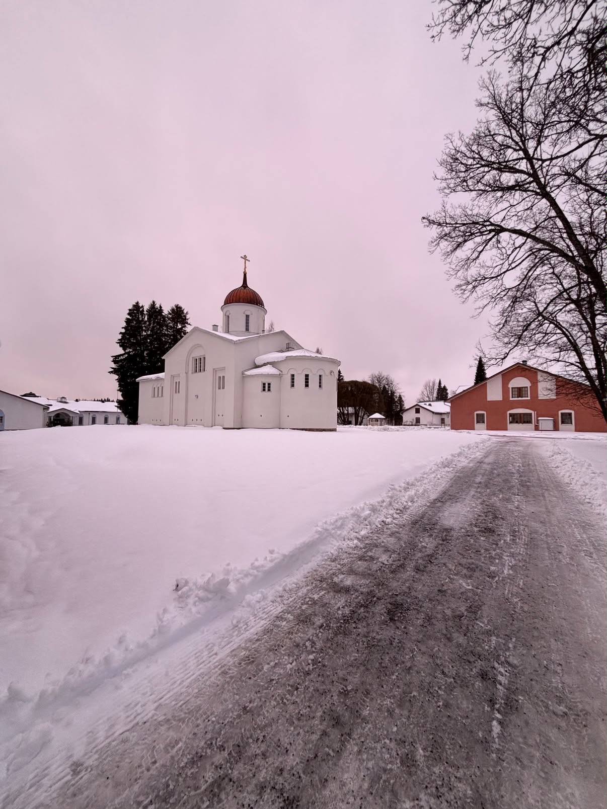 Ortodoks kirke ved en snødekt vei