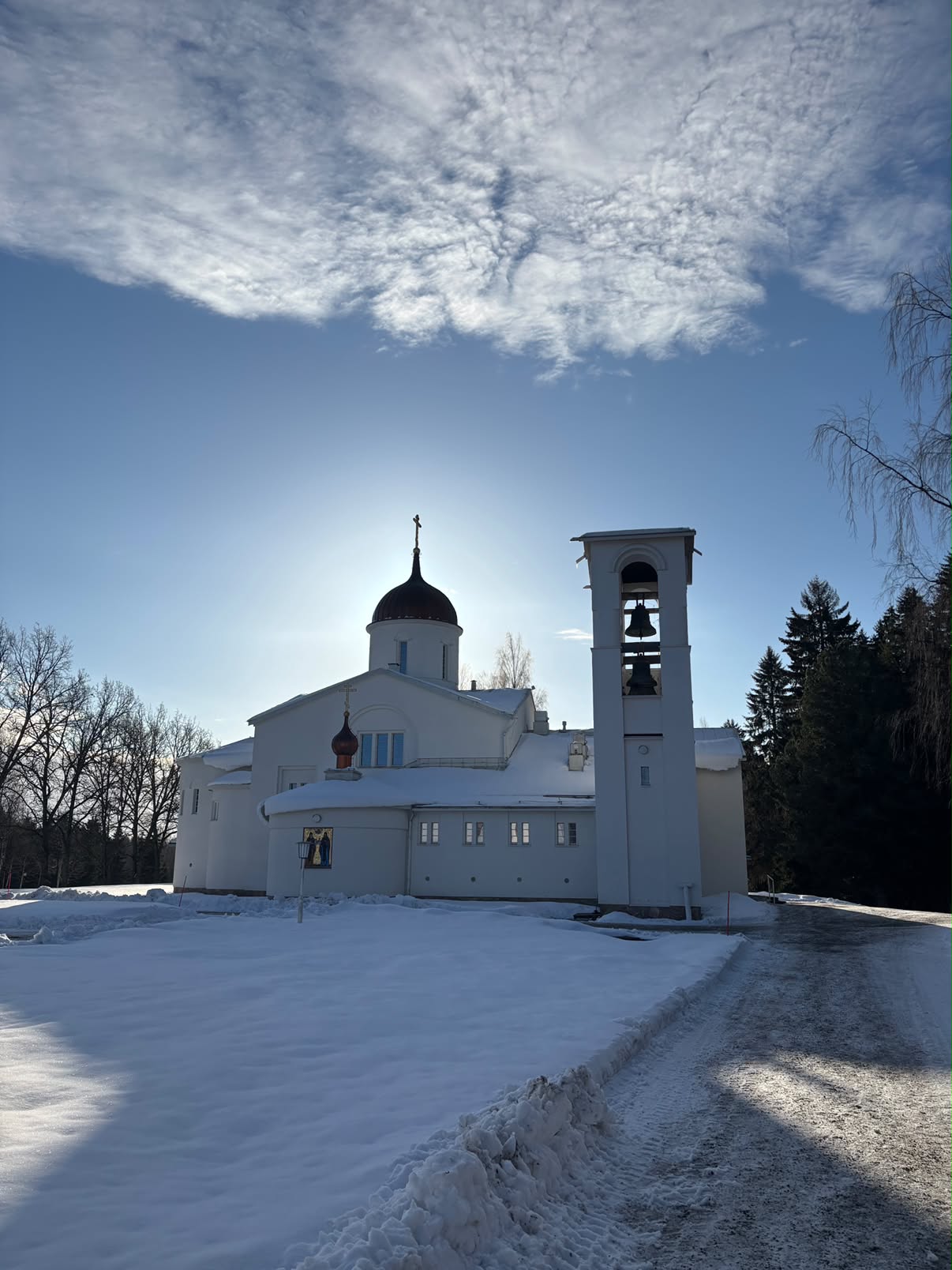 Ortodoks kirke i lav vintersol